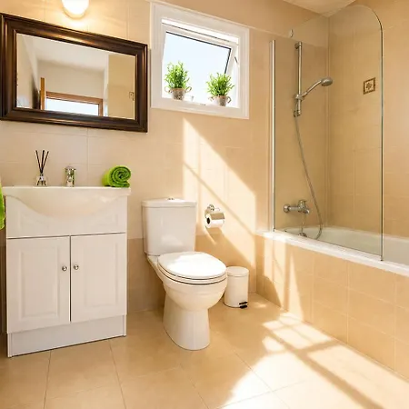 Lovely One Bedroom Flat In A Prime Location Near Nissi In With A Beautiful Terrace Free Parking And Just Minutes From The Sea And Main Amenities شقة أيا نابا
